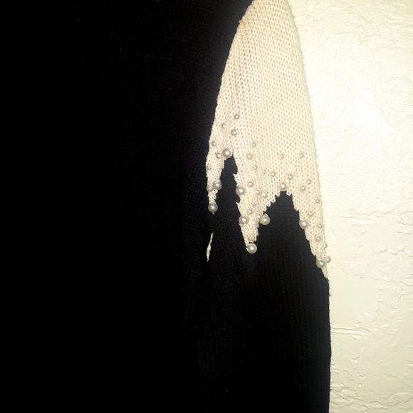 Black and Cream Sweater embellished with pearls - Picture 6 of 6
